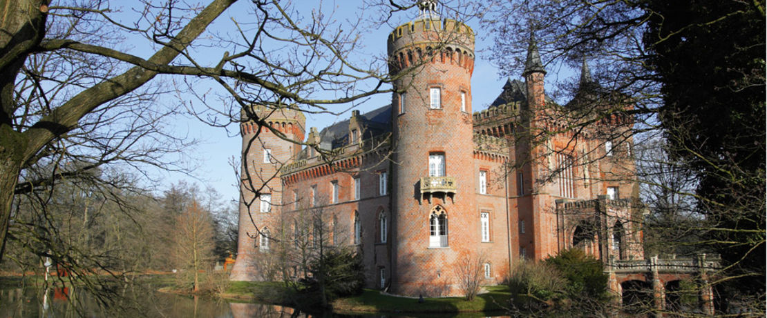 Built originally in medieval times and repeatedly rebuild, the Moyland Castle in North-Rhine Westphalia, Germany, has to combat against the ravages of time like most of buildings and monuments. The tower walls of the impressive brick building and the world‘s largest collection of   Joseph Beuys’ works in the castle museum are now reliably protected against moisture, thanks to Protectosil® BSM 400.