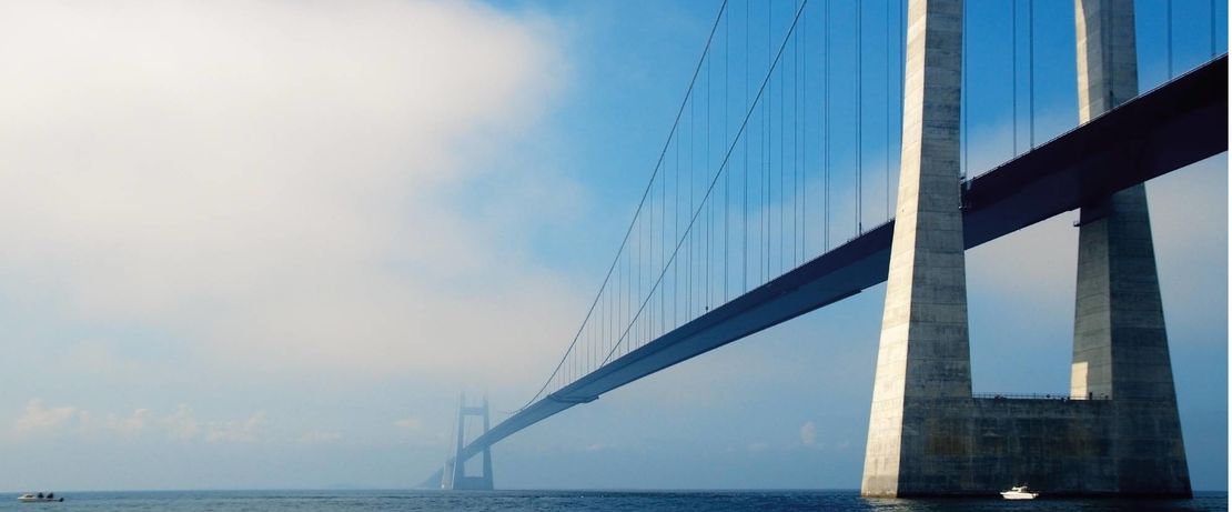 The imposing Danish Storebaelt Bridge crosses the Great Belt with a length of 2,694 meters. The wind, weather and traffic conditions near the sea are especially challenging. Protectosil® BHN protects the building structure against the ingress of water and water-soluble pollutants to keep the traffic rolling.