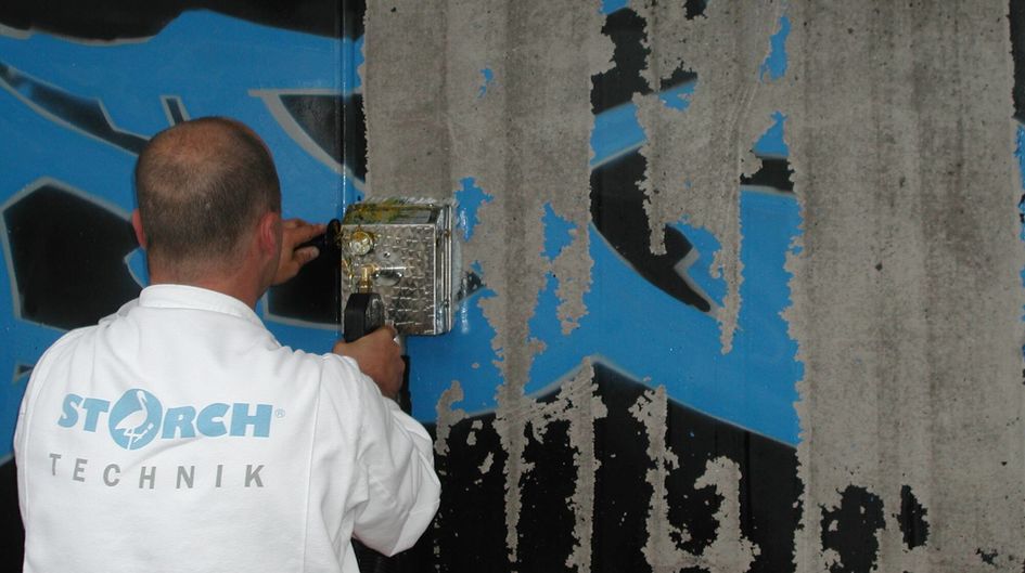 Protectosil® PROFICLEAN GEL ensures easy cleaning of a large variety of graffiti paints which requires no special equipment for small graffiti cleaning. 