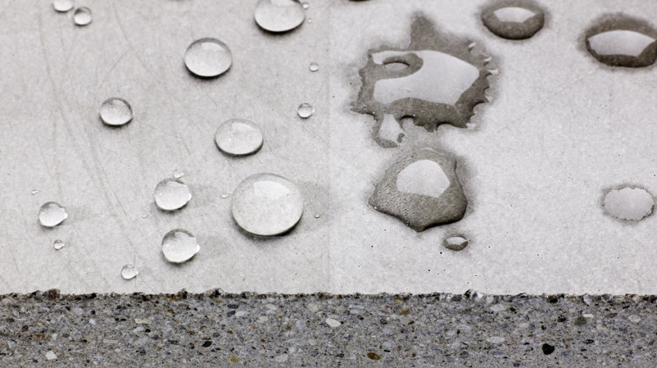Left side: water repellent effect of the mineral substrate after treatment with Protectosil®, right side: without Protectosil® treatment.