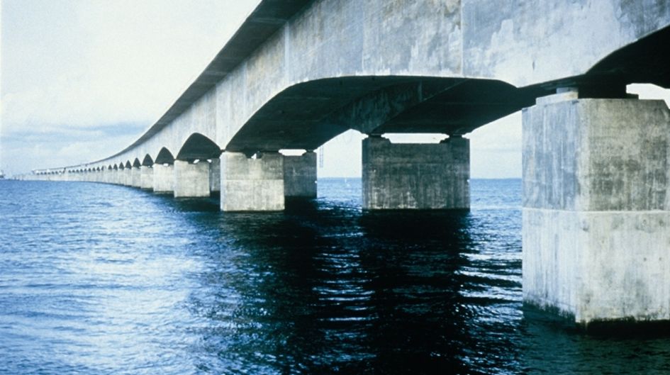 Wind, weather, and traffic conditions both within and high above the sea create special challenges for operation and maintenance. The application of Protectosil® BHN protects the Storebaelt Bridge in Denmark against water-soluble contaminants and water to keep the traffic rolling. 