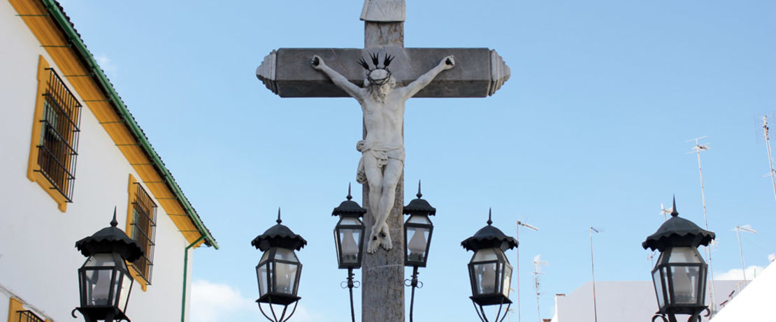 The local crucifix sculpture in Córdoba, designed in 1794 by Juan Navarro León, is surrounded by a fence beset with lanterns to keep graffiti taggers away. However a protective layer of Protectosil ANTIGRAFFITI® repels much more effective not only graffiti but also rain and dirt.