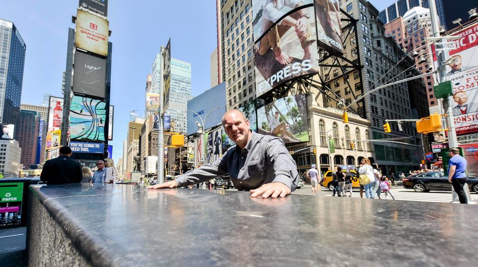 Our expert in the field of building protection was asked whether a product is available that could be used to protect Times Square from dirt and the effects of the weather. The Times Square is world-famous, and 300,000 people walk all over it on an average day. Protectosil® BHN PLUS offered exactly the benefits which architects have been looking for. Not only dirt can easily be removed. The beautiful slabs are also resistant to moisture and frost.