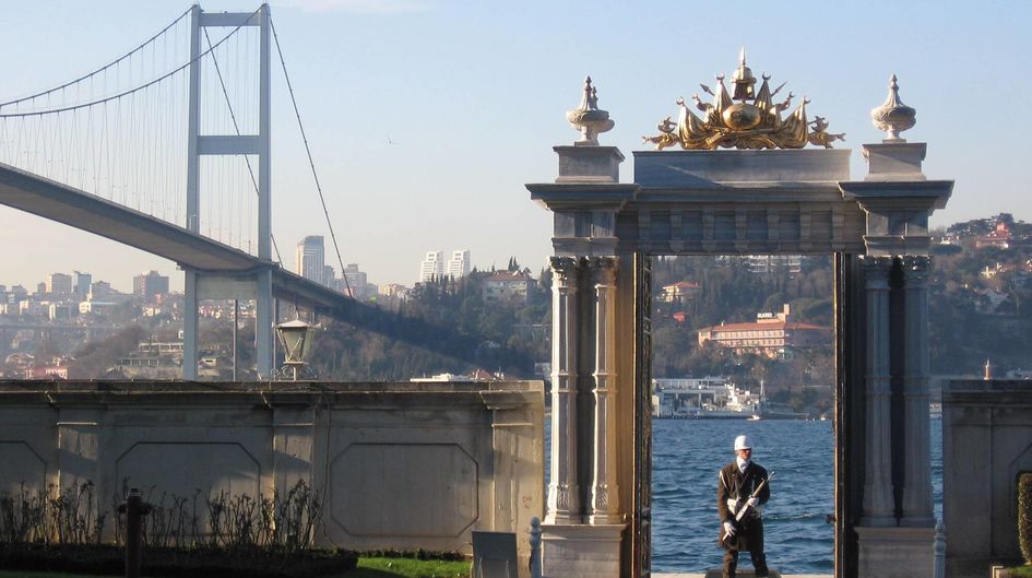 土耳其伊斯坦布尔的Beylerbeyi宫门由白色大理石制成。由于使用Protectosil® SC 60进行处理，多年来大理石柱子的老化现象得以停止。